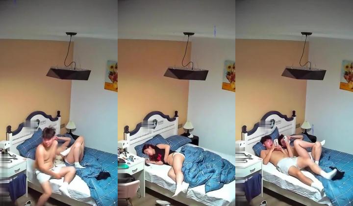 酒店投影房偷拍 连续住了几天的学生情侣小哥彻底透支干不动了刚插入几下就射精了