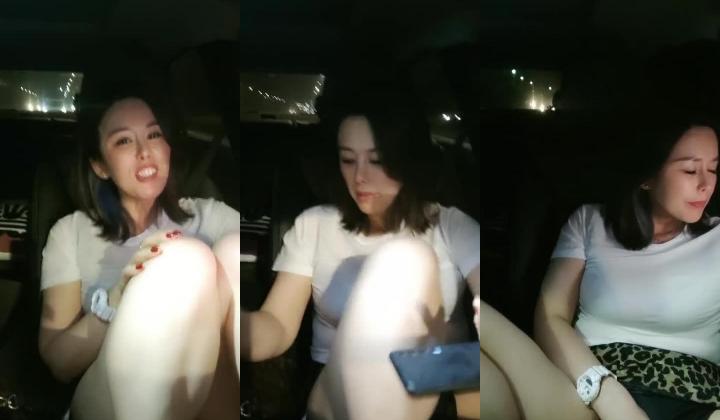 气质御姐跟小哥出来玩车震，开着车就给狼友看骚逼特写，停在路边口交大鸡巴，无套插入爆草浪荡呻吟貌似内射