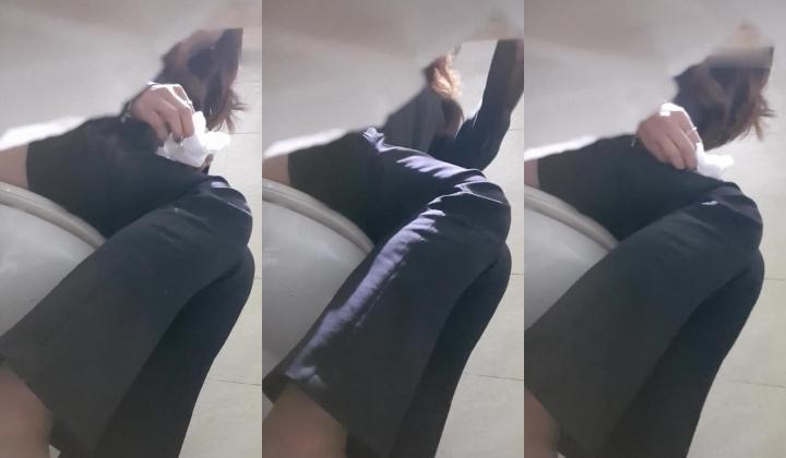 高手潜入夜店躲藏女厕障碍物做掩护现场实拍各种丝袜蕾丝内裤大长腿美眉方便气质不输明星美女先吐后尿