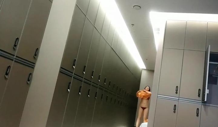 洗浴中心内部员工偷拍多位美女光熘熘的换衣服