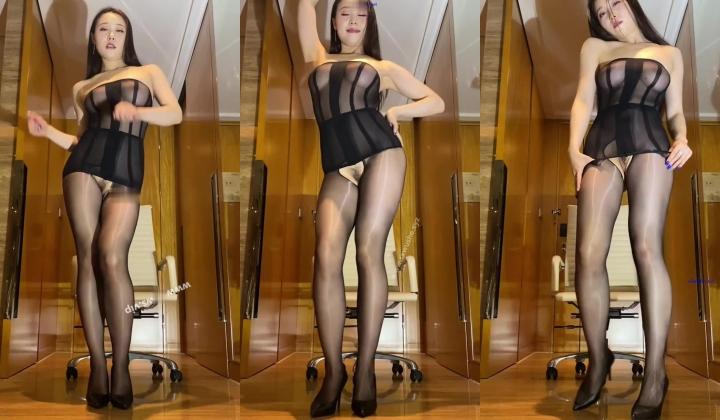 【热舞派】极品轻熟美女『语梦』高端私定热舞  开档肉丝三点全露眼神超魅惑