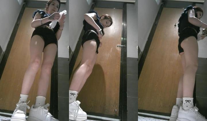 夜总会女厕高清后拍两个小姐尿尿增高鞋美女大量大姨妈血直流 ️高跟鞋美女菊花跟逼擦的很仔细干净