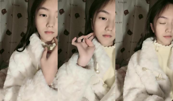 极品清纯女神【箬箬么】，家中卧室背着爸妈自慰，蚊帐里尽情释放自己