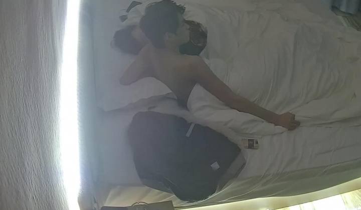酒店偷拍 学生情侣妹子满心期待男友激烈的碰撞废才男友只知道玩游戏性能力让她大失所望
