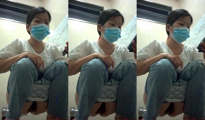 《魔手外购极品CP》美女如云商场女厕逼脸同框正面偸拍超多年轻小姐姐小少妇方便，牛仔短裤美少女的干净白虎逼简直太顶了