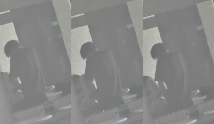【网曝门事件】某情侣在男厕所的洗手台大战，先是一阵疯狂艹逼，然后男的疯狂舔逼，十分熟练！