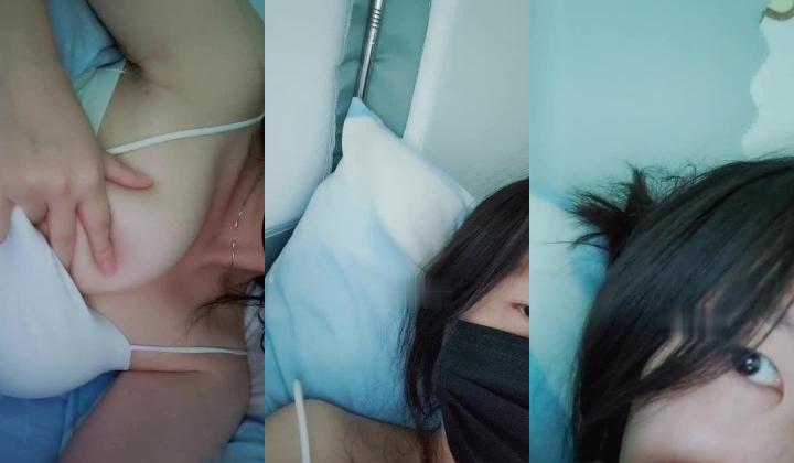 刺激【大三妹妹小美】寝室脱衣~自慰秀~上课真空~跳蛋直播~！~课堂上，宿舍偷拍舍友，粉逼，美乳，学生妹必看