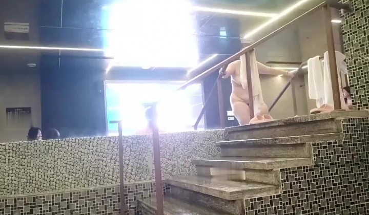 最新流出大神潜入洗浴会所偷拍 几个附近高校组团来洗浴的学妹浴池戏水