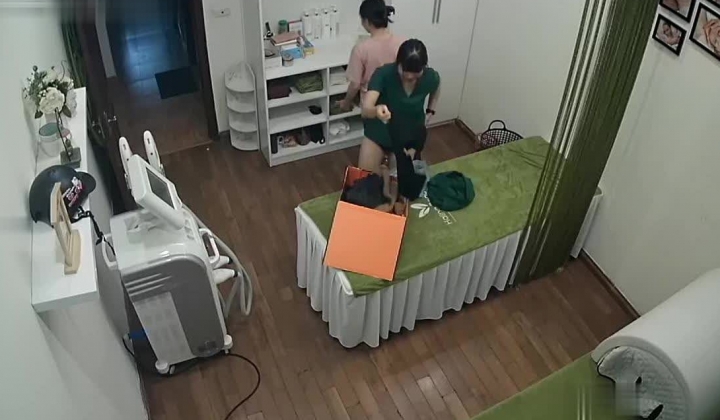 新流出 ️【破解摄像头】 ️美容院高质量少妇小姐姐全身刮毛