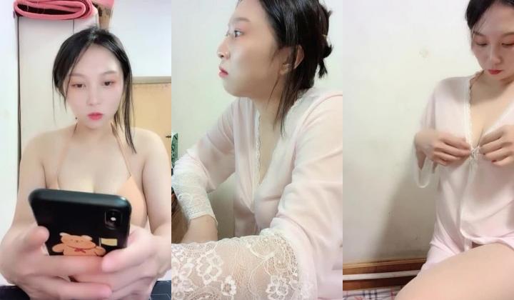 巨乳奶妈 ️-下海给宝宝赚奶粉钱，鲜奶多多，风趣挑逗哥哥们，黑丝肥臀诱惑，这穴看着老骚呀，都沾白带了！