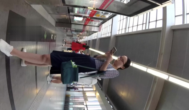 北京地铁商圈CD系列2，掀裙被小姐姐发现差点被打手，大神不怕还继续拍