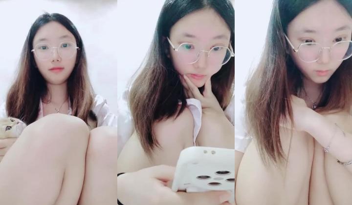 【安安宝贝】，清纯眼镜学妹，暑假在家偷偷播，看着外表是个乖乖女，脱光了骚气逼人