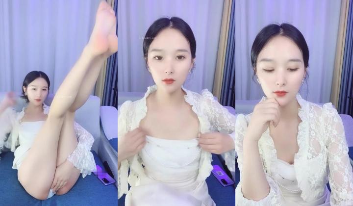 超级高档御姐！长得像明星童X，无敌甜美大长腿，把美腿伸直了自慰，高价密码房，声音甜美喜欢唠嗑，9分高颜值8分好身材