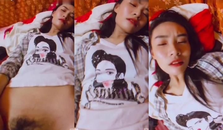 极度反差斯文高学历贫乳大学生妹子恋上一位变态肥猪佬大玩SM长腿一线天被调教成了母狗完整版