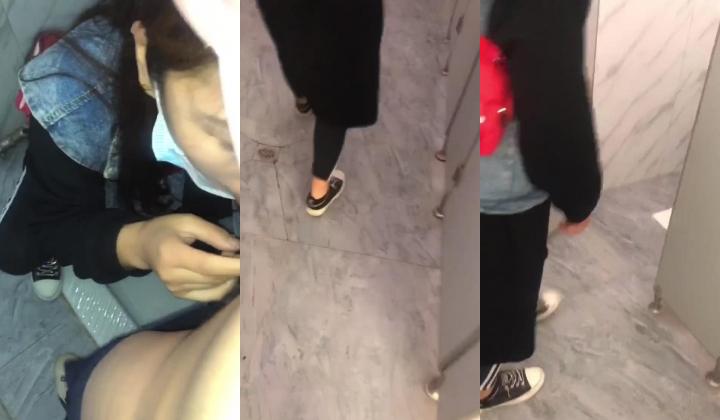 烈日下，在公共女厕所干这事儿挺刺激的，悄悄进去和骚妻干坏事,