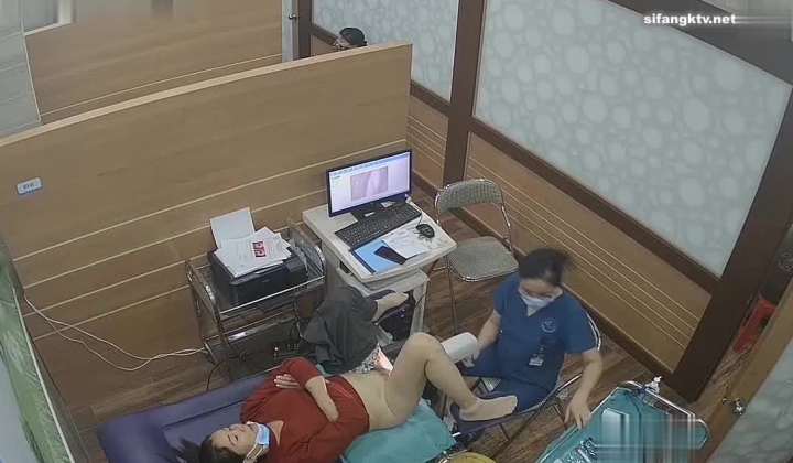 《妇产科监控破解》多位美女少妇张开大腿让医生又抠又摸检查阴道