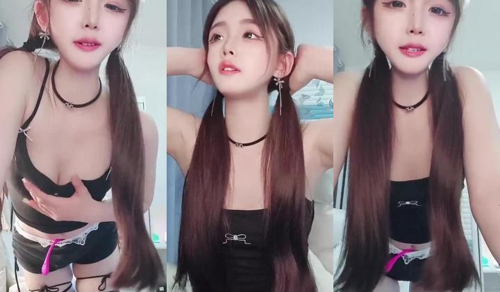 高颜值白富美，抖音网红女神【小馋猫】还是下海了，美到爆究极反差，诱人裸舞，脸穴同框自慰喷水