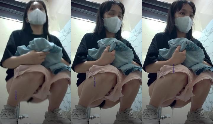 《魔手外购极品CP》美女如云商场女厕逼脸同框正面偸拍超多年轻小姐姐小少妇方便，牛仔短裤美少女的干净白虎逼简直太顶了