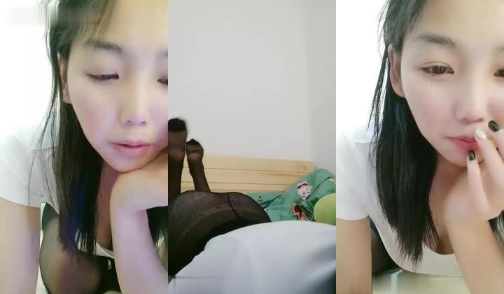 高颜值甜美白衣萌妹子来大姨妈厕所露粉奶掰穴，性感黑丝翘屁股掰开特写揉奶晃动非常诱人