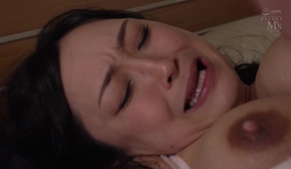MVSD-461 旦那と息子を放ったらかしてパート先の若いチ○ポに溺れた敏感母乳ママの末路 アクメとともに噴き出す官能ミルキーシャワー 成澤ひなみ