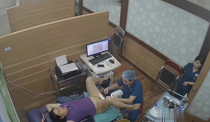 《妇产科监控破解》多位美女少妇张开大腿让医生又抠又摸检查阴道