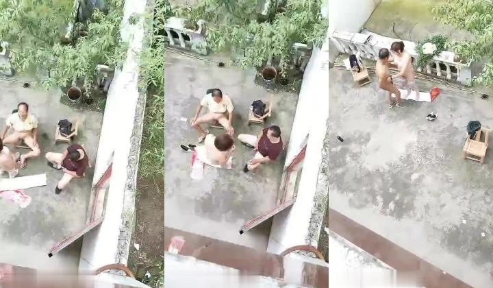 熟女的疯狂风骚的大姐勾搭两个院里乘凉的大爷玩起了3P，小院里脱光轮流伺候两大叔口交啪啪玩得还很尽兴