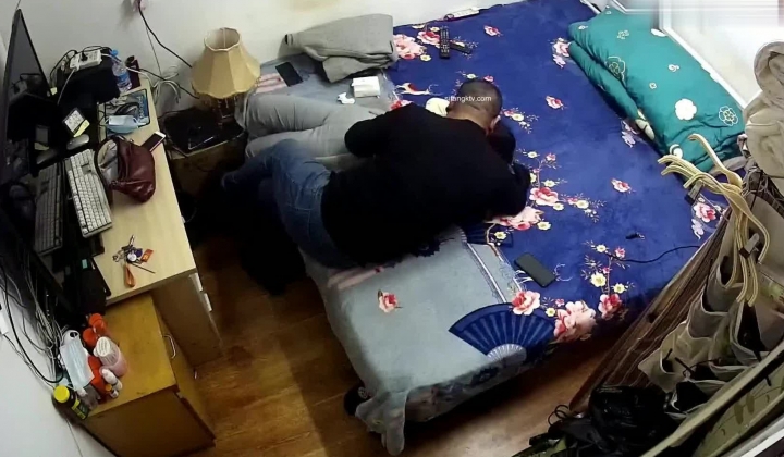 家庭摄像头破解入侵多角度真实偸拍，抽烟背纹烈女私生活曝光也是一个欲女，跟老公性爱还不满足，还总喜欢道具紫薇