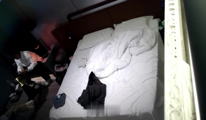天眼酒店偷拍 物质女嫌弃下头男友买的东西不好互殴打架