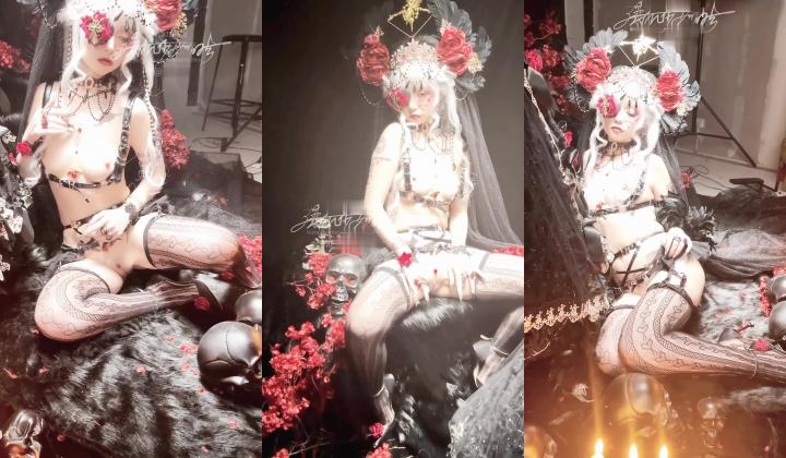 稀有露脸 高端ACG业界女神爆机少女 喵小吉 暗黑系Cos《鸦》敏感乳头变硬耸立 饱满少女阴户诱人至极