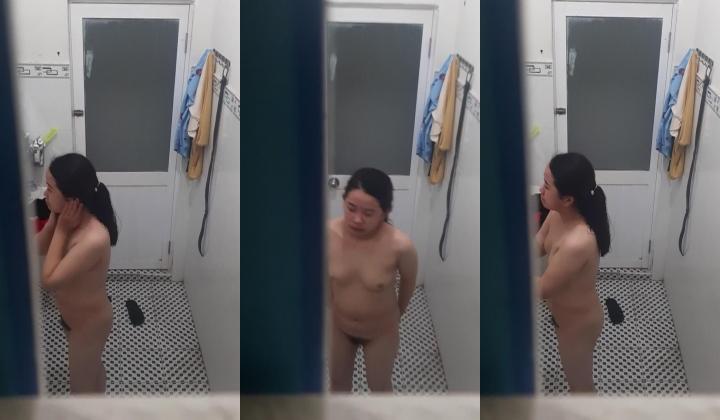 【浴室精品偷拍】最新高清偷拍小姐姐洗澡 被发现捂逼还是捂胸【猎奇稀缺大开眼界】众多偷拍自拍录拍露点操逼甄选卫生间站炮迷醉美女 各种啪操KTV操漂亮公主