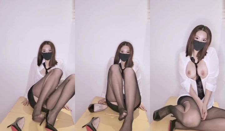 御姐下班了：啊啊受不了啦 快来艹我，好想要大鸡巴，用脚踩死你，老师用脚脚好不好，从后面艹我小骚逼，好痒好痒！
