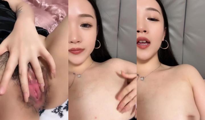 水超多的轻熟美少妇,自己舔奶头,双腿之间浓密黑森林之中茓口大开,最美蝴蝶茓
