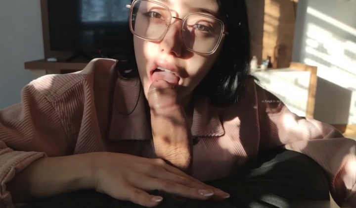 深喉女神，亚裔母狗【李露丝】露脸私拍，深喉口爆肛交啪啪野战，各式各样性爱自拍