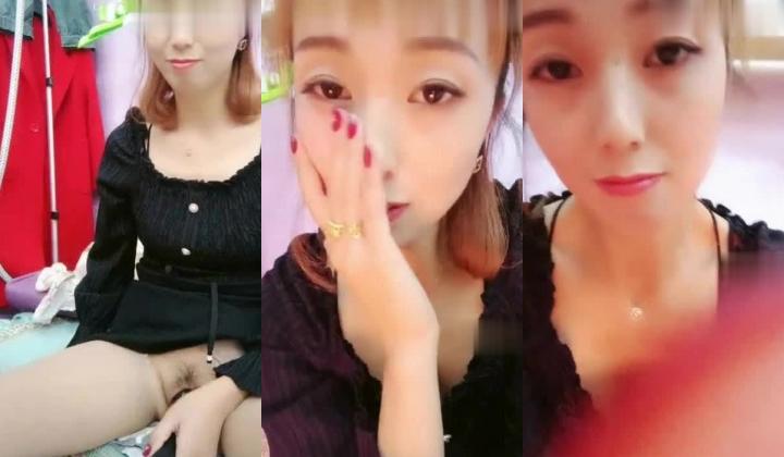服装店老板娘风韵犹存【辣妈小曼】真空做生意试衣间跳蛋，大黑牛强烈震骚逼，水汪汪的一片！