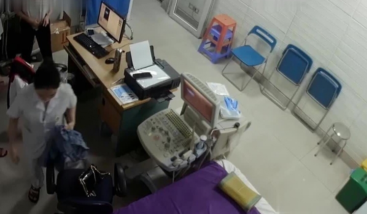 黑客破解医院妇科监控摄像头偷拍 男医生做B超阴超磨蹭温柔插入眼镜少妇不好意思看
