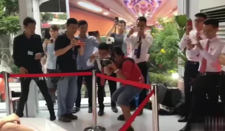 汽展上高颜值极品G奶超级车模