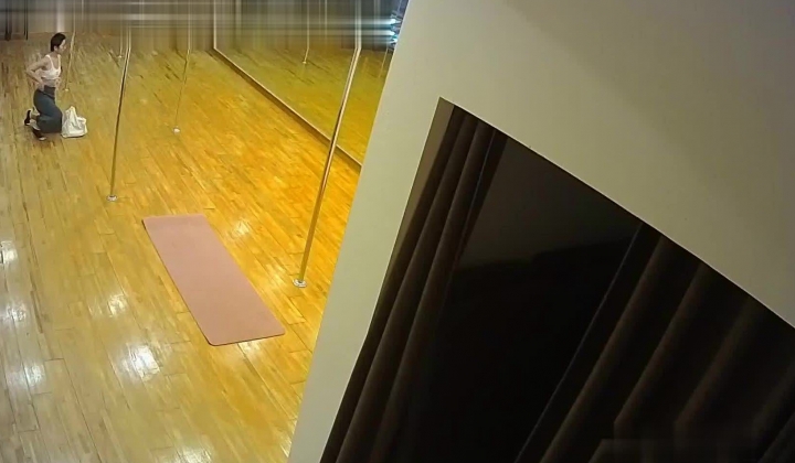 【破解摄像头】舞蹈室小姐姐各种舞蹈练功换衣服