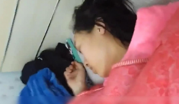 上夜班归来看到没穿内裤裸睡的女友掰开她的B检查一下昨晚有没和别人搞过