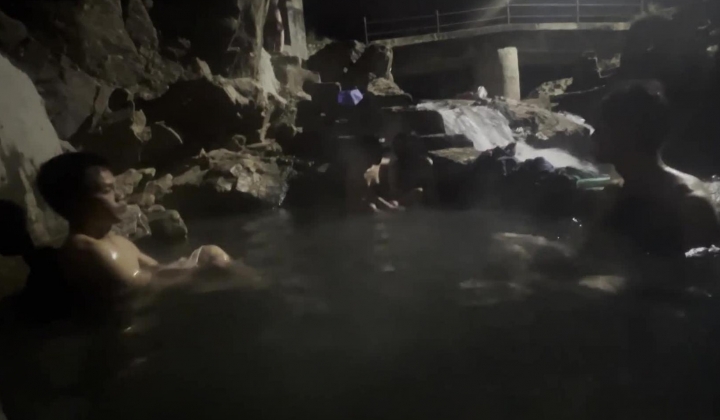 【cikaimoonLiWaynix】大胆露出无视路人 打篮球泡温泉