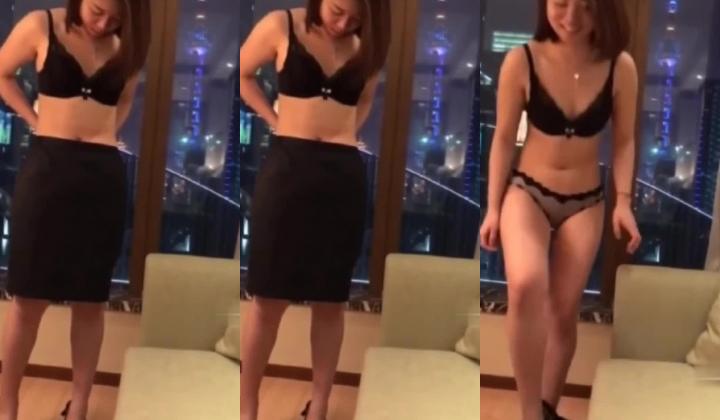 制服漂亮小少妇主动脱光了给我口 第一次还有点不好意思 口活不错大概经常给老公口