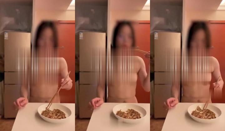 露出调教大神『查小理』女神母狗只用尿没有用一滴水做了个葱油饼，在人来人往的超市露出，全裸车库楼道监控电梯