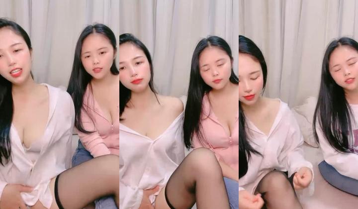 气质酒窝美女！姐妹花长得很像！大奶肥臀互揉，翘起屁股假屌后入，骑坐深插骚穴表情很爽
