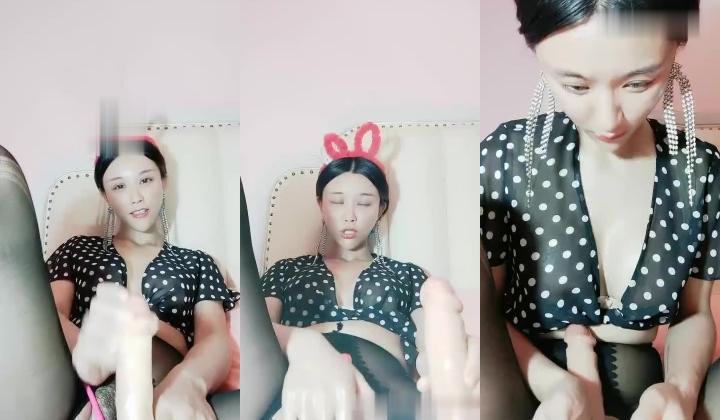 泡泡没人啊骚气苗条身材少妇道具自慰，开档黑丝扭动屁股特写假吊抽插跳蛋震动