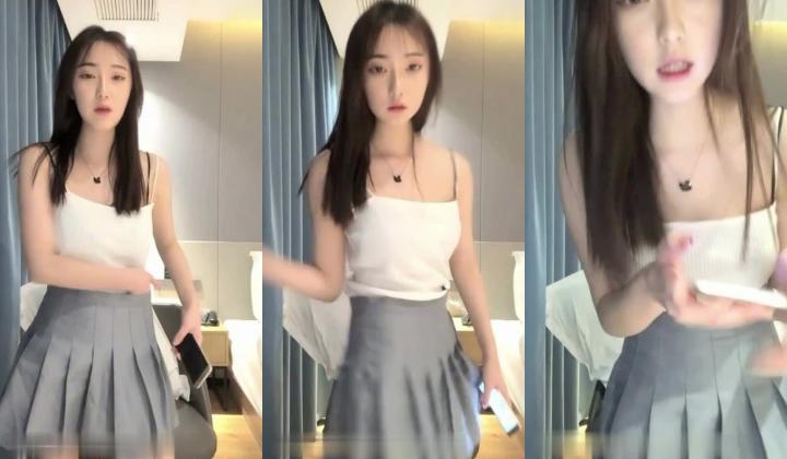 校花女神【王爱笑】 被观众怂恿下海黄播,浴室放着音乐，缓缓脱下胸罩，胸型好美，还带揉奶福利诱惑！