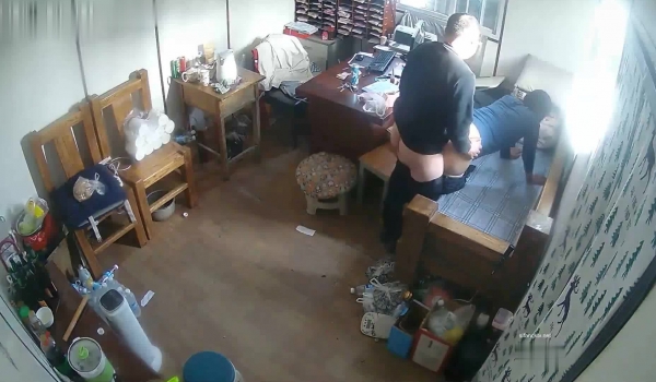 最新流出黑客破解网络摄像头监控偷拍财务公司业务经理和两个少妇在办公室啪啪啪
