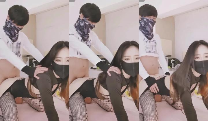 跪着后入会比站着舒服吗，广东人称靓仔~靓女，黑丝女神后入被啪啪的嗷嗷叫！