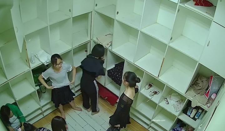 舞蹈班《监控破解》偷拍多位美女学员后台换衣服