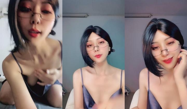 极品舔屏阿黑颜女神【蘸点蜜桃酱】门槛福利，太懂男人了，口活技术一流，高潮脸道具深喉
