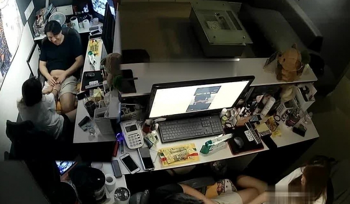 黑客破解办公室摄像头偷拍 纹身老板下班和女职员一边看片一边啪啪射在她屁股上