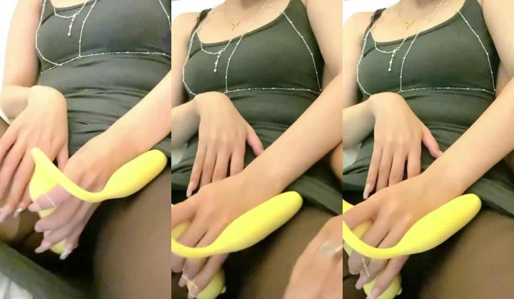 白丝高跟露脸美女兼职挣外快，颜值高大长腿镜头前揉奶玩逼诱惑狼友，掰开给狼友看特写，表情好骚呻吟可射